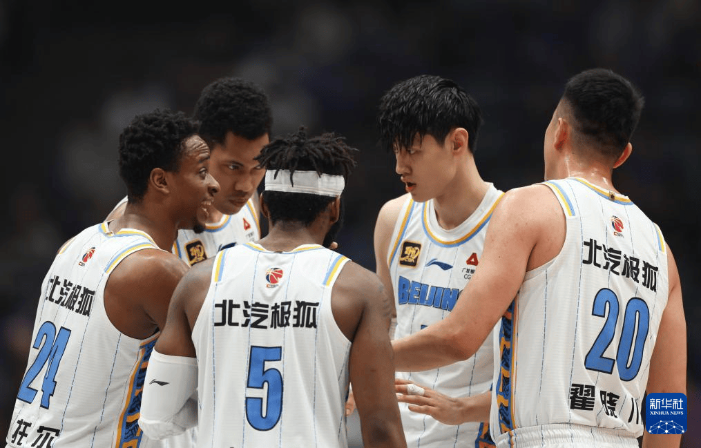 三亿体育体育课程-比赛结束后球员与教练庆祝胜利
