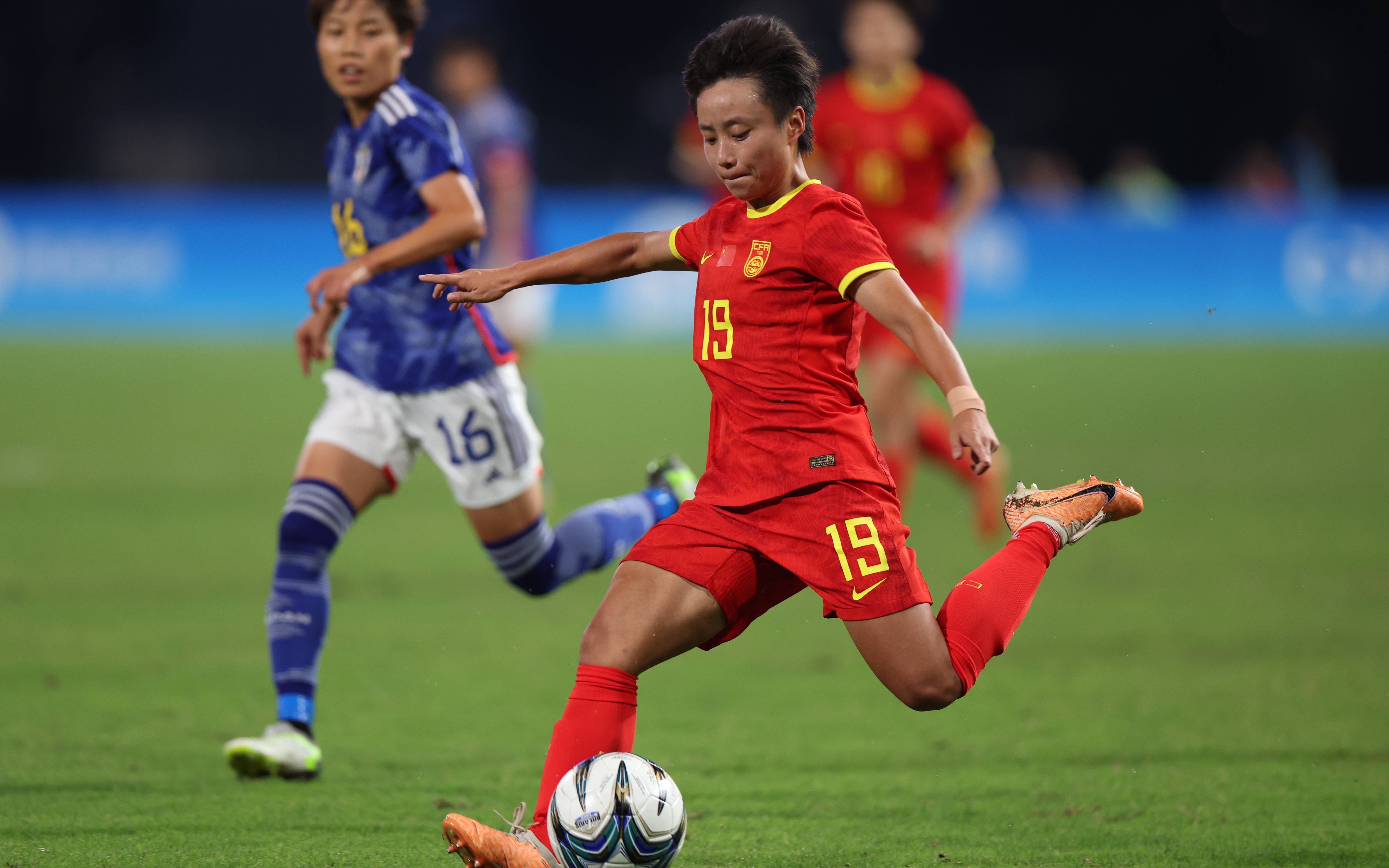女足比赛中，中国队员郑某实力出众