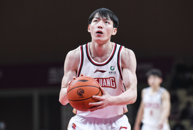 吴前在比赛中展现出色防守力度