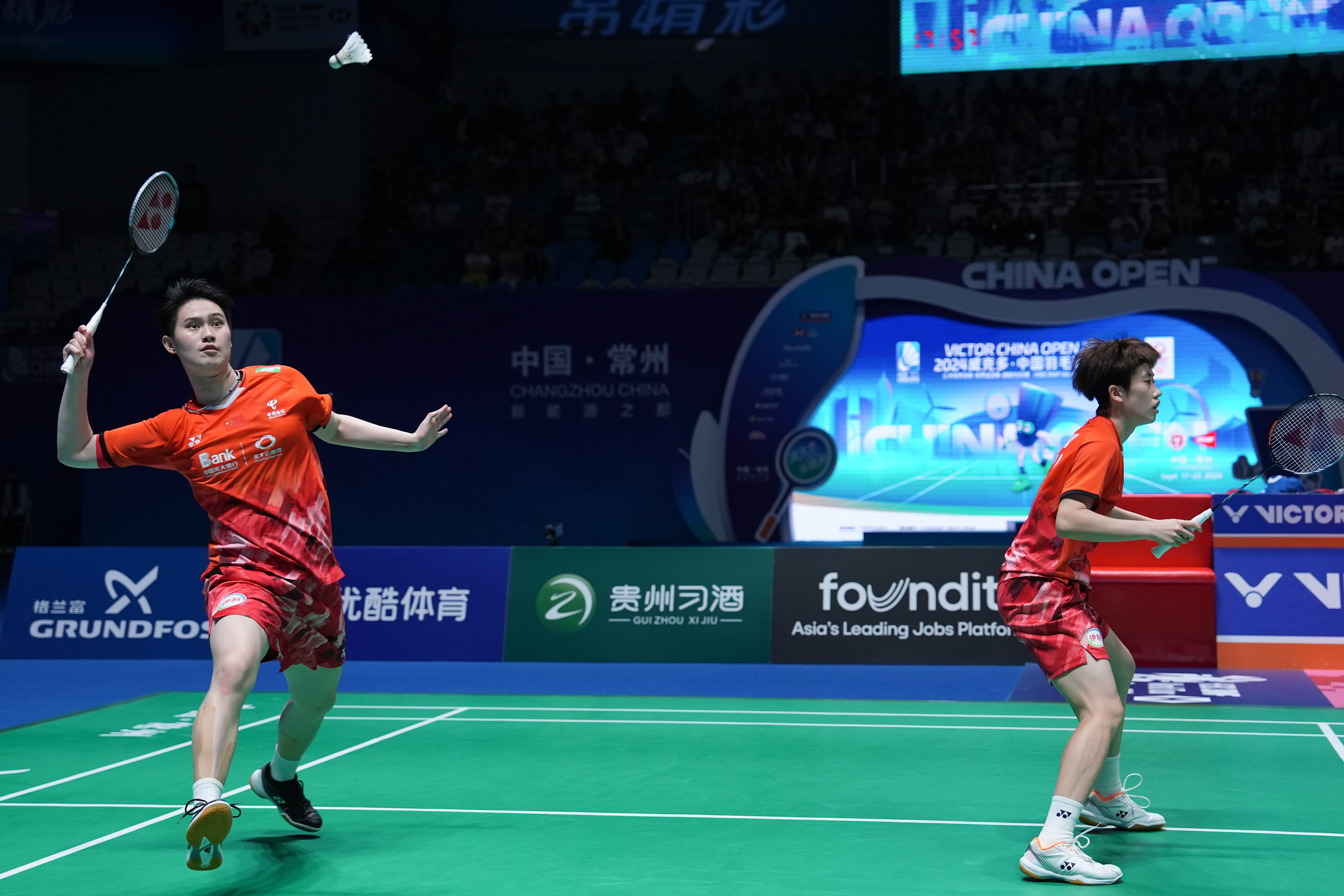 三亿体育体育直播-羽毛球比赛中中国选手击败对手夺牌