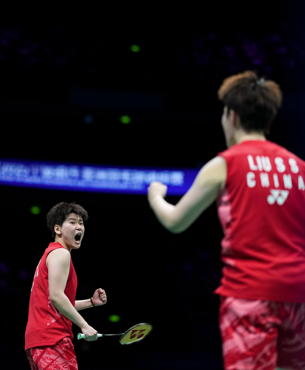 羽毛球比赛中中国选手击败对手夺牌