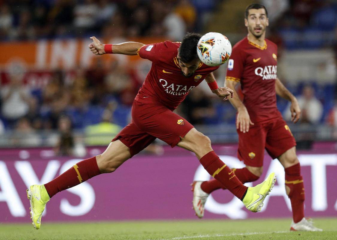 包含维罗纳主力中场遭遇伤病，球队战力受挫的词条