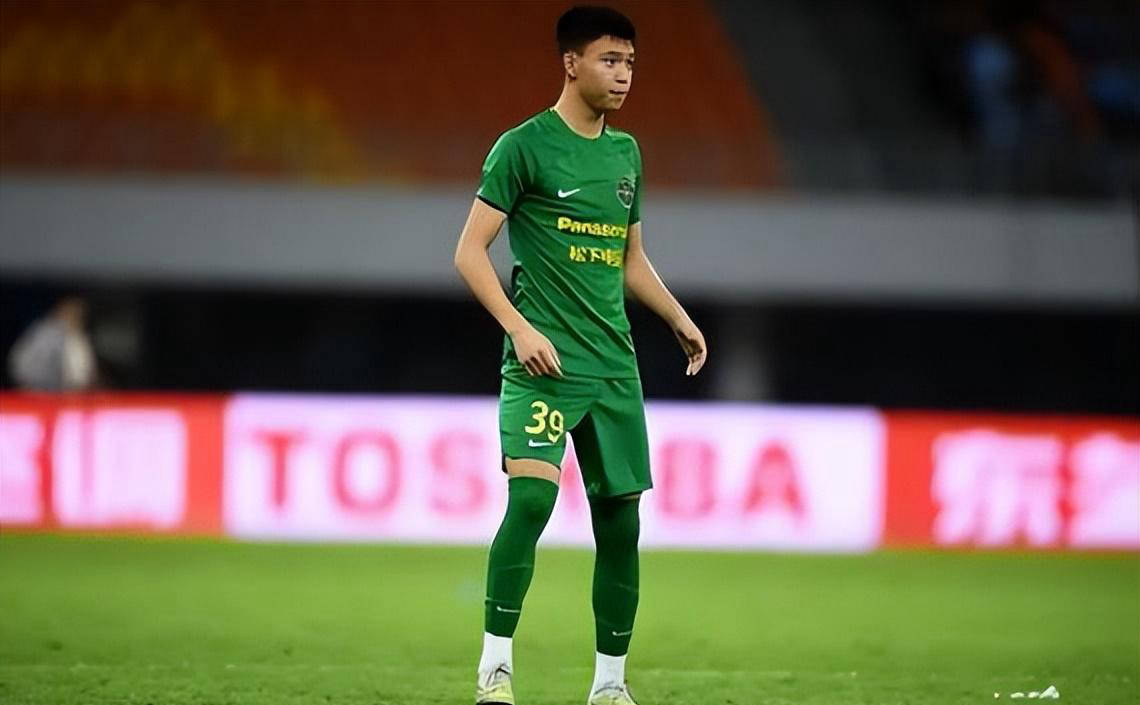 新秀球员在场上表现出色，获得赞誉