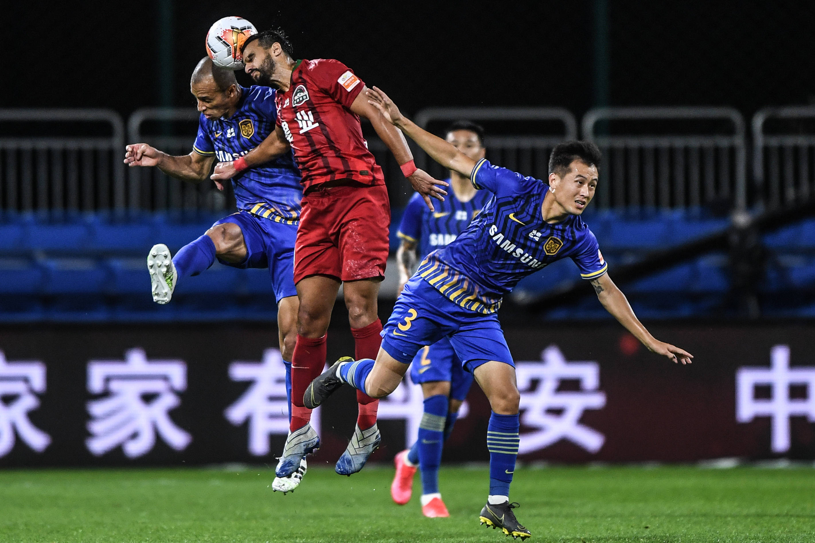 包含苏宁击败建业，取得近四轮首胜晋级积分榜前列的词条