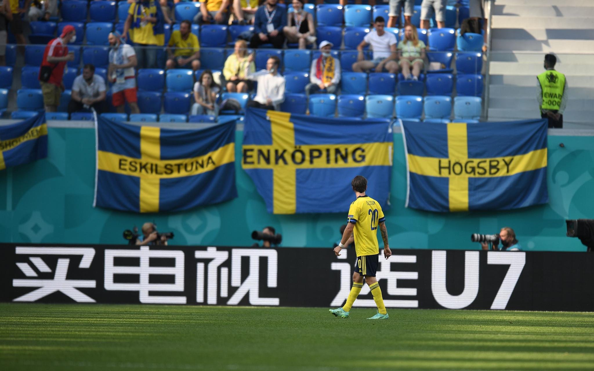 包含意大利战平瑞典，保持领跑小组头名的词条