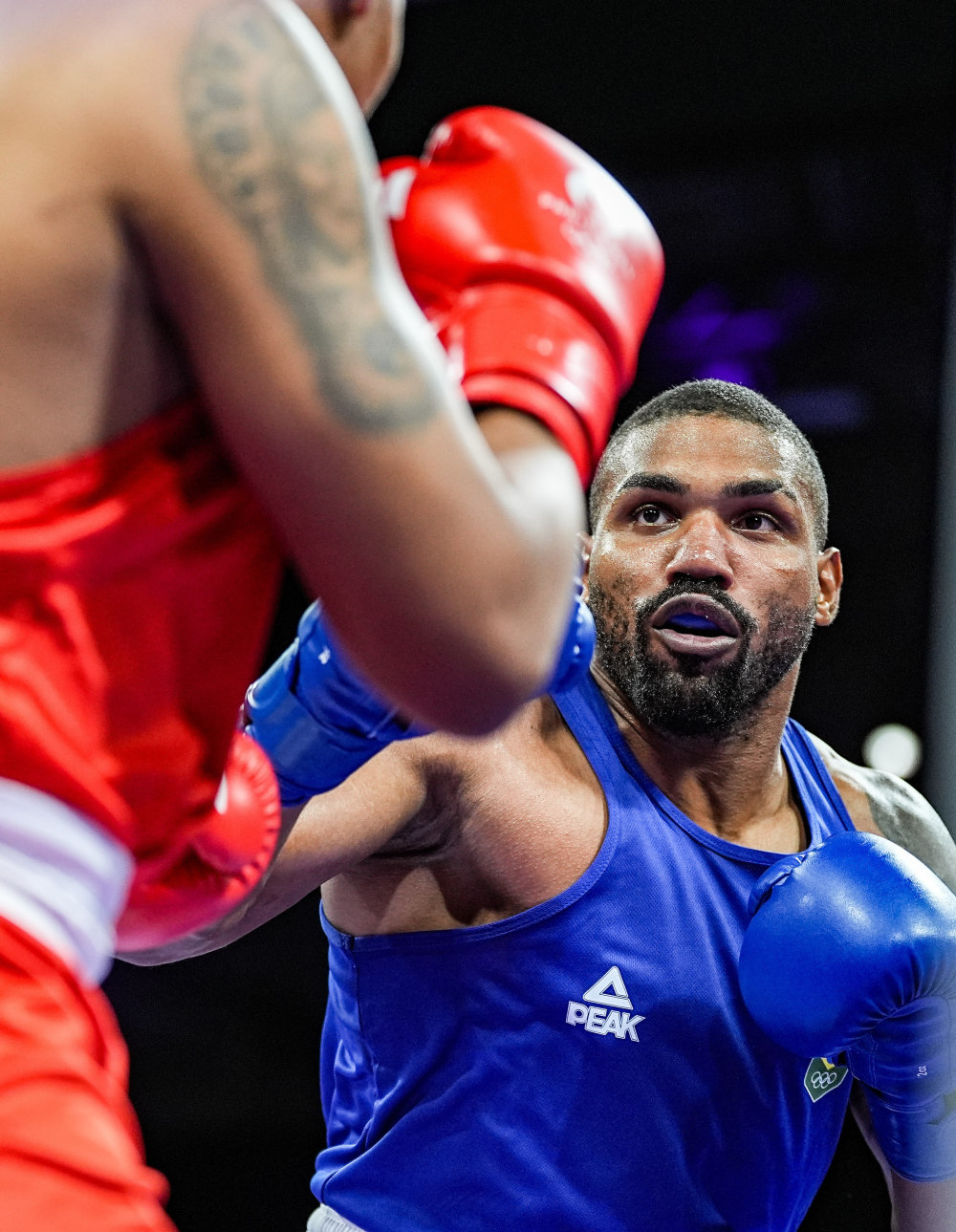 俄罗斯男子拳击选手力克对手，成功晋级半决