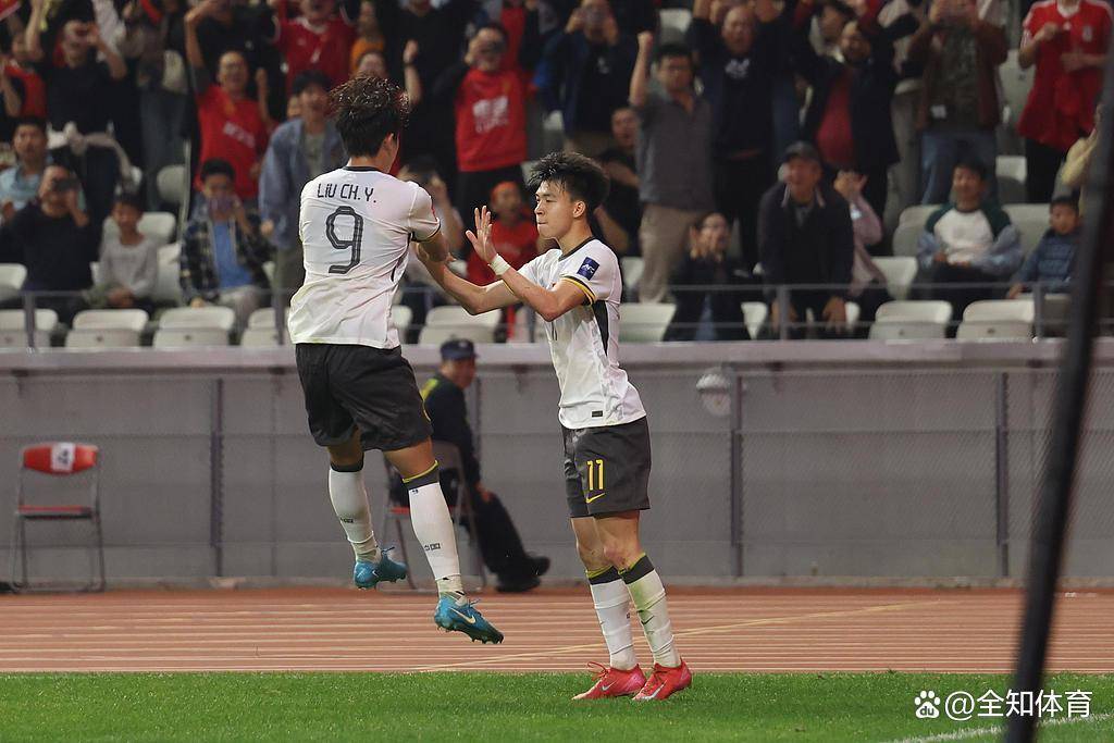 包含本土球员崭露头角，助球队险胜强敌的词条