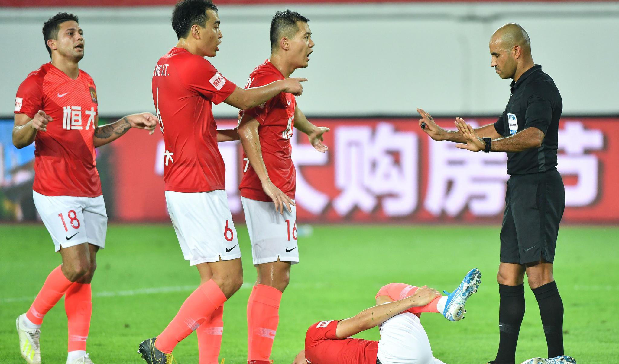 关于广州恒大顺利击败大连一方，积分榜排名升至第二的信息